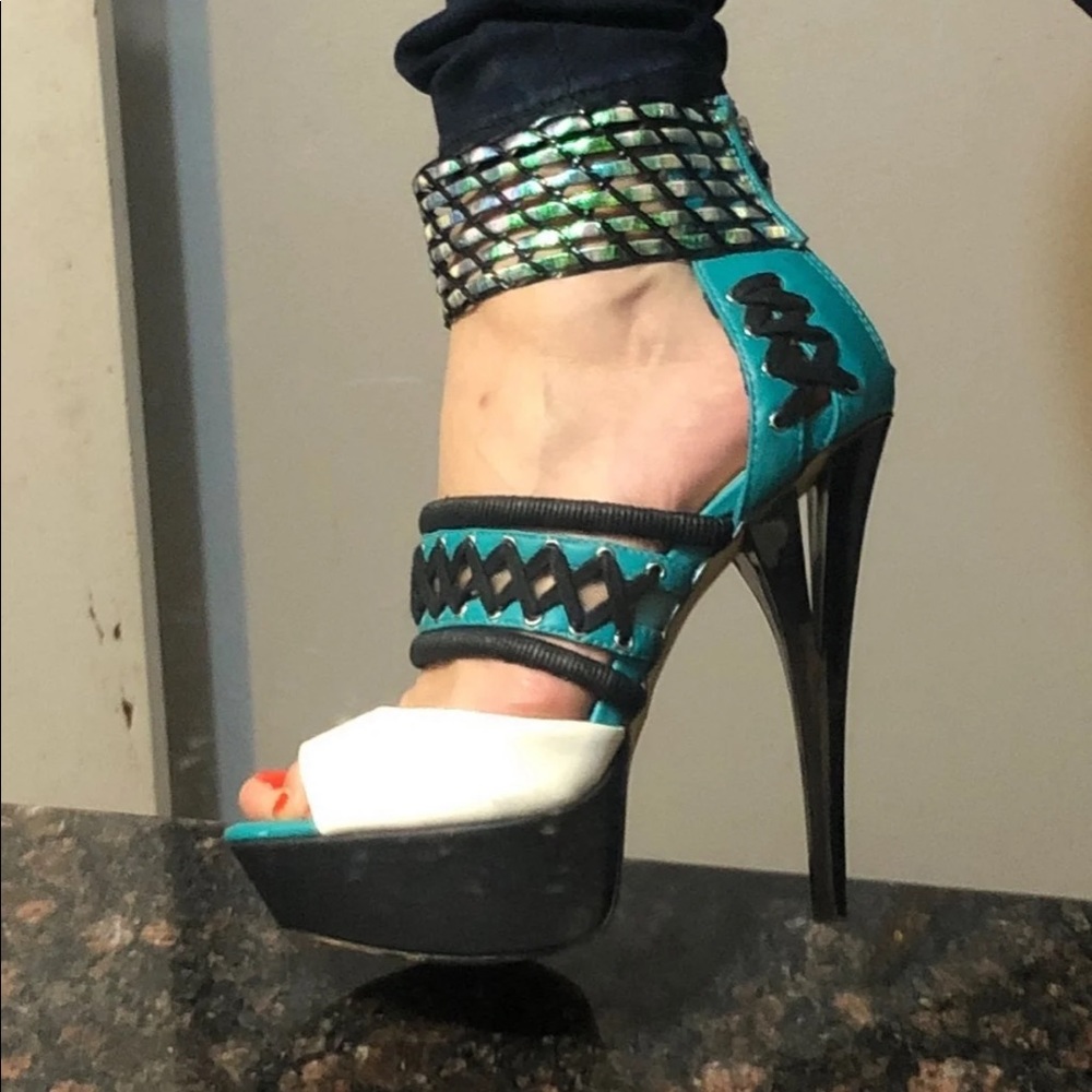 Gwen Stefani leather pumps 8
